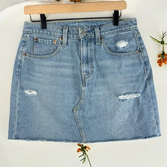 Levi's Blue Jean Mini Skirt Casual Raw Hem A-Line Size 30 Light / Medium Wash - Picture 1 of 12